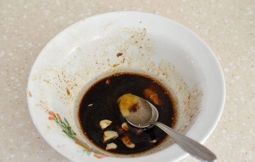 1. Этап. Утка в соевом маринаде: Смешайте все ингредиенты, кроме утки.