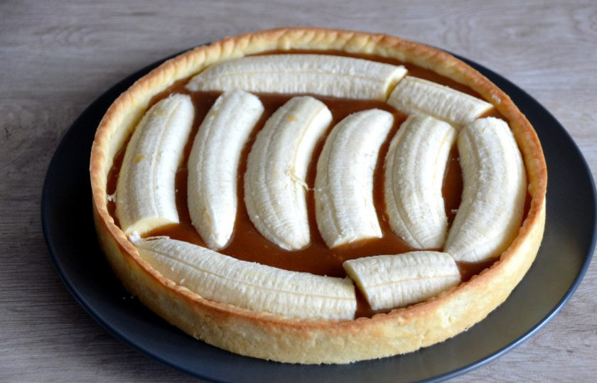 1. Этап. Баноффи пай с выпечкой: Разрежьте бананы вдоль и выложите на карамель.