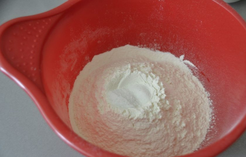 1. Этап. Кибинай: В миску для замешивания теста просейте муку, добавьте соль, сахар, смешайте.
