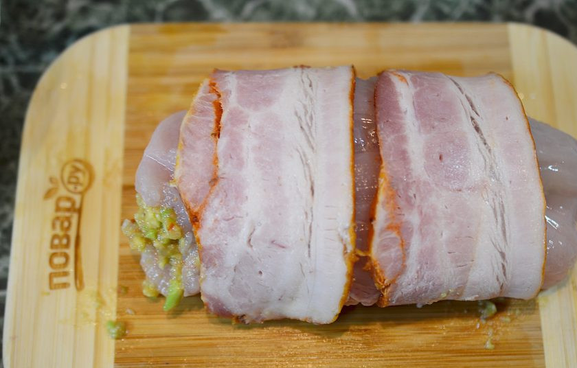 1. Этап. Курочка Гуакамоле (деликатес): Сверните рулетом, оберните ломтиками бекона.