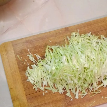 1. Этап. Салат из молодой капусты с уксусом: Капусту тонко нашинковать.