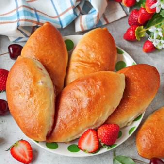 Пирожки с вишней и клубникой