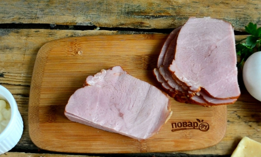 1. Этап. Рулетики из ветчины: Ветчину порежьте тонкими пластинами (чем тоньше, тем лучше). Идеально, если толщина будет 1-2 мм. Нет-нет, я не пытаюсь сэкономить, просто такая толщина ломтиков позволит скрутить красивые и аккуратные рулетики из ветчины.