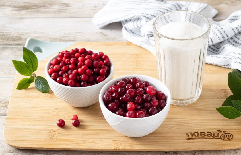 1. Этап. Варенье из клюквы и брусники: Подготовьте все ингредиенты.