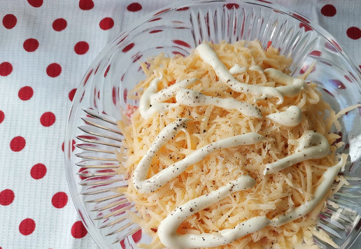 1. Этап. Салат Светленький: Пропустить чеснок через пресс. Добавить по вкусу майонез, соль и чёрный перец.