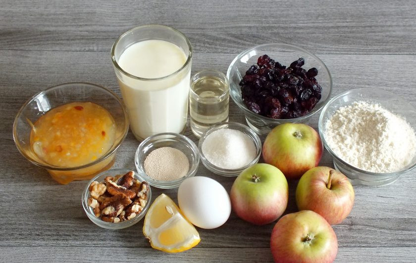 1. Этап. Дрожжевой пирог с яблоками и изюмом: Подготовьте необходимые ингредиенты.