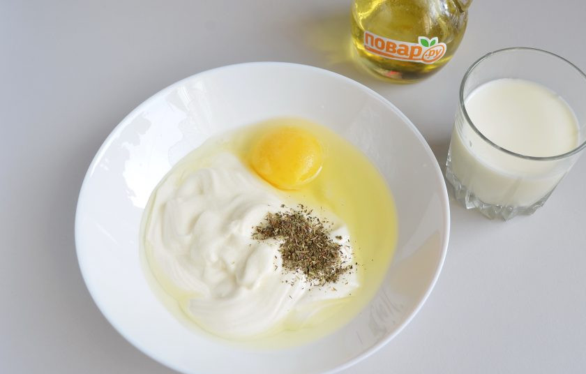 1. Этап. Вареники, запеченные в горшочках: 4. Для заливки смешайте сметану с яйцом, молоком, солью и специями.