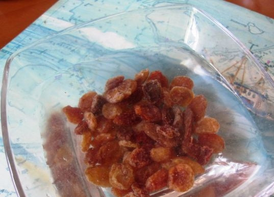 1. Этап. Морковное суфле: В это время промойте изюм и оставьте его в воде на 15-20 минут.