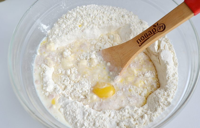 1. Этап. Дрожжевые лепешки с луком: 3. В просеянную муку положите соль, растопленное масло, яйца, теплое молоко с дрожжами и сахаром.