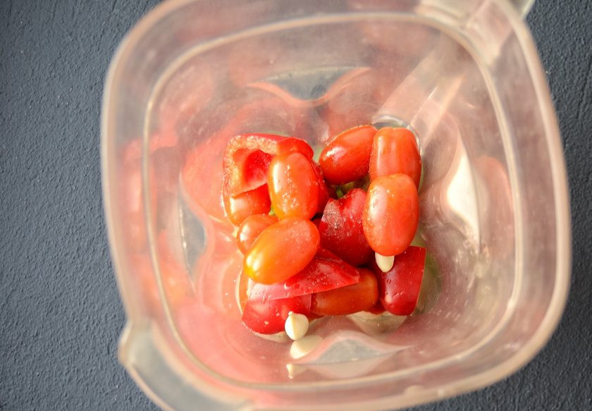 1. Этап. Постный гаспачо: Измельчите все ингредиенты, кроме зелени, в блендере до однородной консистенции. Попробуйте смесь на вкус, она должна устраивать вас по количеству соли.