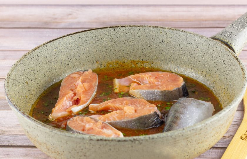 1. Этап. Горбуша в томатном соусе: Выложите рыбу в соус и готовьте на среднем огне 20 минут: по 10 минут с каждой стороны.