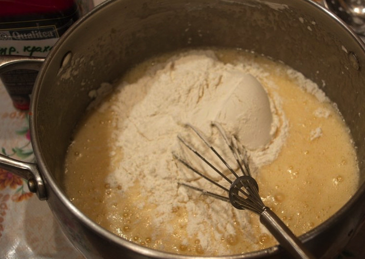 1. Этап. Торт из мацы без выпечки: Самое главное в этом рецепте - правильно приготовить крем. Для этого возьмите большую кастрюлю, смешайте в ней яйца и сливочное масло с сахаром. Затем туда же положите муку и крахмал, хорошо перемешайте.