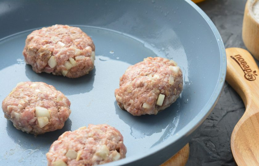 1. Этап. Котлеты по-корейски: Слепите котлеты и выложите в сковороду, смазанную маслом.