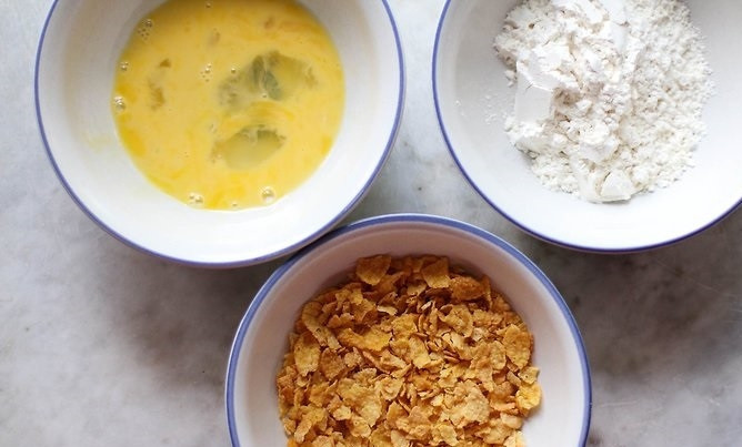 1. Этап. Жареное мороженое на сковороде: 2. Взбейте в небольшой мисочке яйца. Отдельно просейте муку и чуть измельчите хлопья.