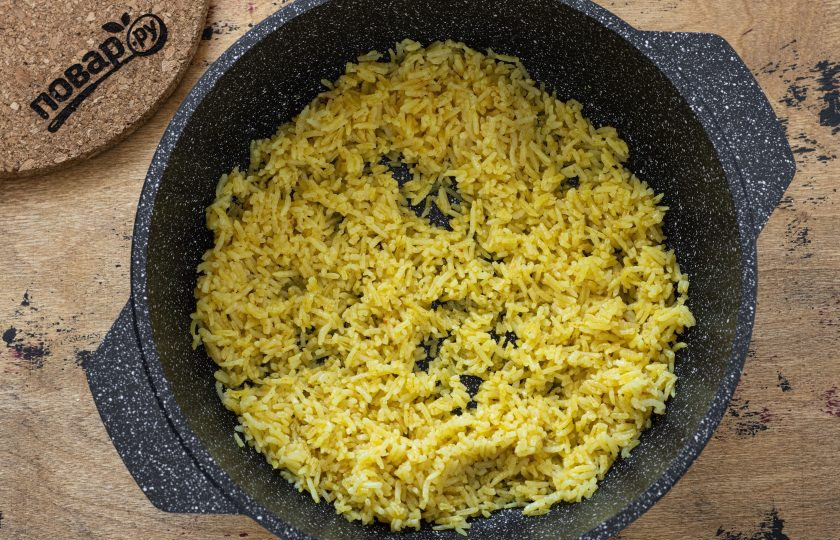 1. Этап. Рис по-индийски: Затем снимите с огня, рис перемешайте и дайте постоять еще 10-15 минут под крышкой.