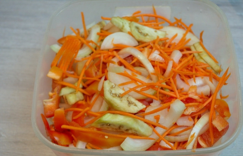 1. Этап. Синенькие с морковкой квашеные: Овощи хорошо перемешайте, слегка приминая руками.