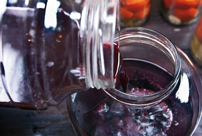 1. Этап. Вино из рябины: 6. Сок разлейте по предварительно подготовленным чистым банкам.