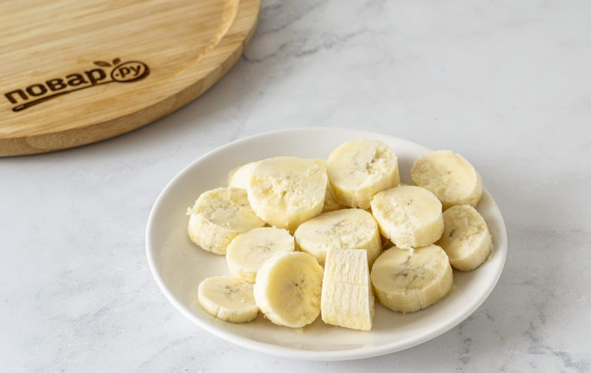 1. Этап. Бананово-ягодный смузи: Замороженный банан нарежьте кружочками.