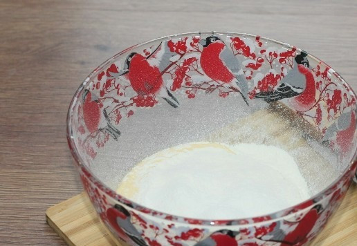 1. Этап. Миндально-шоколадный бисквит: 9. Растапливаем сливочное масло (40 г) и охлаждаем. Добавляем в масло желтковую массу и перемешиваем. Просеиваем в масляную смесь мучную и замешиваем тесто.