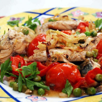 Скумбрия, запеченная с овощами