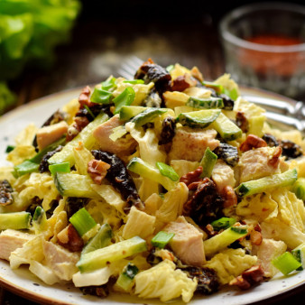 Салат с курицей, пекинской капустой и черносливом