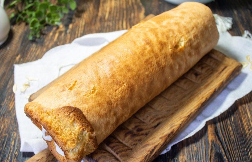 1. Этап. Рулет Рафаэлло: Сверните рулет.