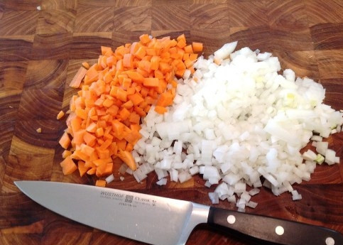 1. Этап. Суп (борщ) с мясом: Тем временем нарезаем морковь и лук мелкими кубиками. Чеснок трем на мелкой терке или пропускаем через чеснокодавку.