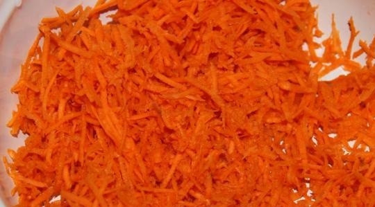 1. Этап. Салат Загадка классический: 1. Морковку чистим и моем. Не отвариваем ее, а сразу натираем на мелкой терке. Редьку тоже натираем на мелкой терке и сразу же отжимаем с нее сок.