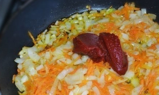 1. Этап. Солянка из сосисок: Добавляем томатную пасту, перемешиваем, накрываем крышкой и тушим 10 минут.