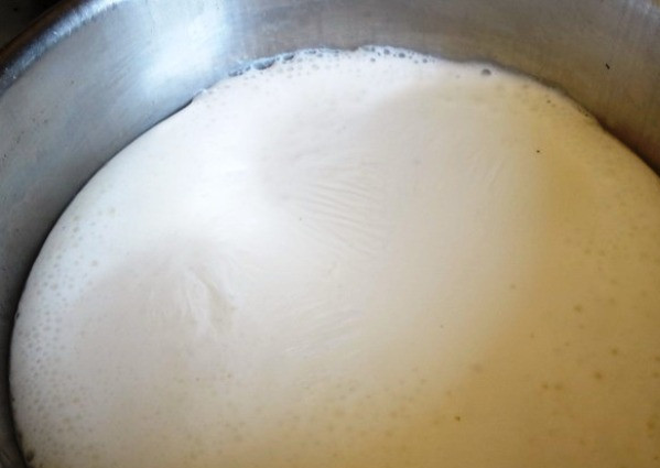 1. Этап. Домашний творог из кефира: Вылейте молоко в кастрюлю и доведите до кипения. Когда оно начнет подниматься, уменьшите огонь до минимума.