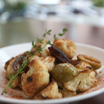 Coliflor con Aceitunas y Datiles