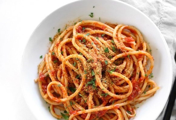 1. Этап. Паста с томатным соусом и панировочными сухарями: 7. Подавайте блюдо сразу после приготовления.