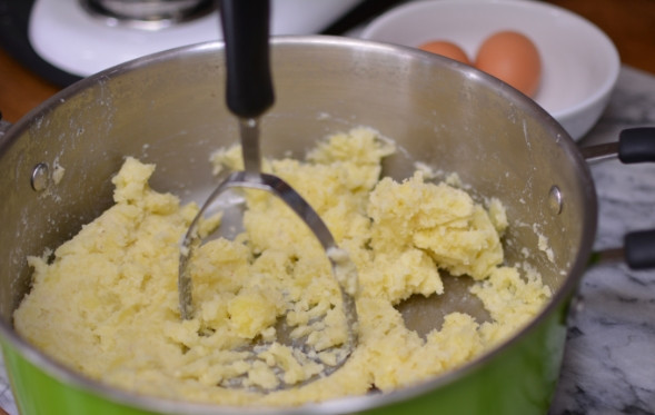 1. Этап. Шарики из пюре в сырной панировке: 2. Слейте воду, добавьте сливочное масло и молоко, разомните в пюре. Добавьте тертый сыр, соль и перец по вкусу, тщательно перемешайте и уберите минут на 15-20 в холодильник.