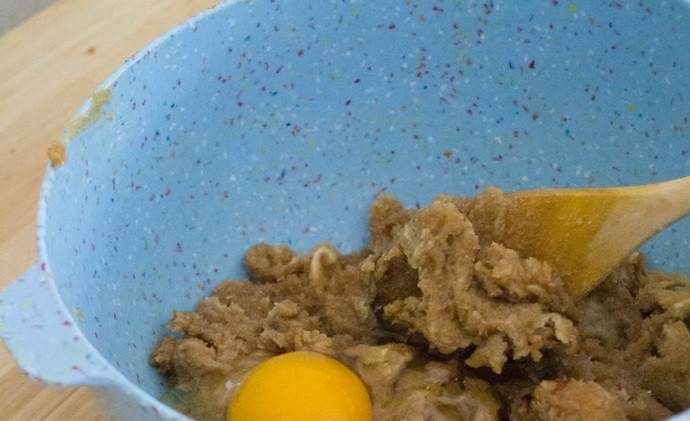 1. Этап. Печенье с шоколадом и морской солью: 3. Вбейте яйца, добавьте ванильный экстракт и перемешайте хорошенько.