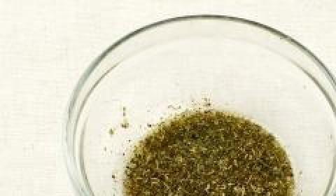 1. Этап. Жареная картошка с грибами: Затем необходимо смешать 2 столовые ложки прованских трав, 3-4 столовых ложки оливкового масла, перец и соль.