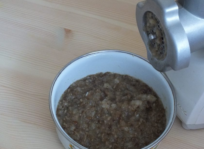 1. Этап. Икра из опят через мясорубку: Прокрутите обжаренные грибы с луком через мясорубку с мелкой решеткой.