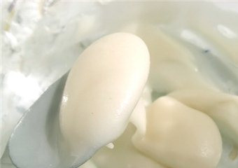 1. Этап. Домик из конфет: 3. Конфеты и печенье мы будем клеить при помощи глазури. Так что делаем глазурь, - взбиваем миксером белок с лимонным соком, и когда масса станет однородной и пышной, - добавим сахарную пудру. Перемешаем, - и глазурь готова! Обмазываем толстым слоем стены и крышу вашего домика.