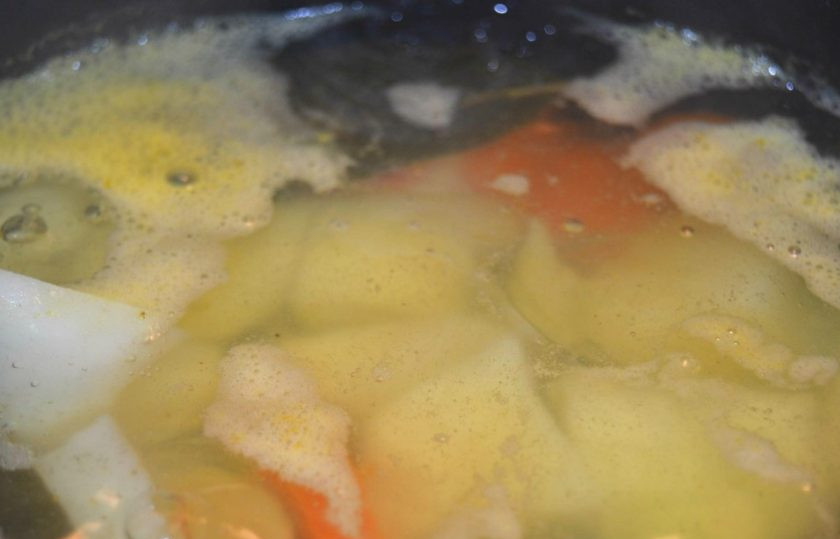 1. Этап. Вкусный и простой рыбный суп: 6. Добавьте в суп карри и готовьте 20 минут.