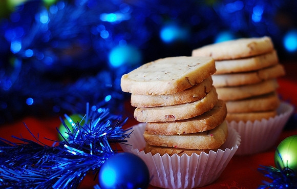 1. Этап. Миндальное песочное печенье: Выпекайте печенье в духовке при 160 градусах в течение 12 минут. Подавайте выпечку остывшей. Счастливого Рождества!