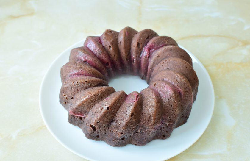 1. Этап. Кекс с вишней в микроволновке: Переверните на тарелку и остудите.