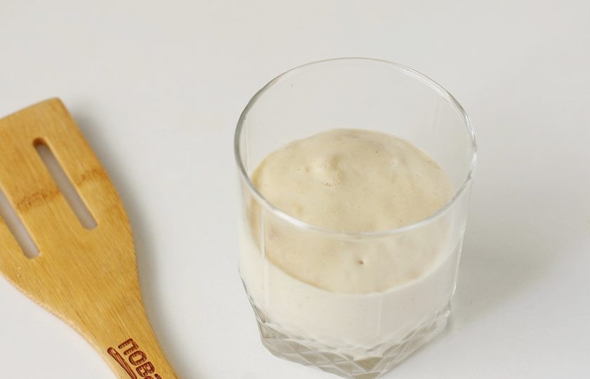 1. Этап. Постные толстые блины на дрожжах: Поставьте в теплое место на 15 минут. Опара готова.