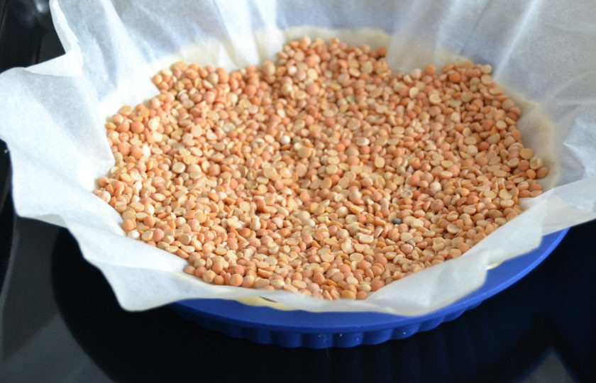 1. Этап. Цветаевский пирог с абрикосами: Предварительно подпеките основу для пирога. Для этого застелите пирог пергаментом, насыпьте какую-нибудь крупу, запеките при температуре 180 градусов 10-15 минут.