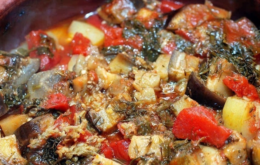 1. Этап. Овощи в горшочке: 6. Запекать овощи в горшочке нужно при температуре 180 градусов, пока не выкипит лишняя жидкость и пока не будет готов картофель.