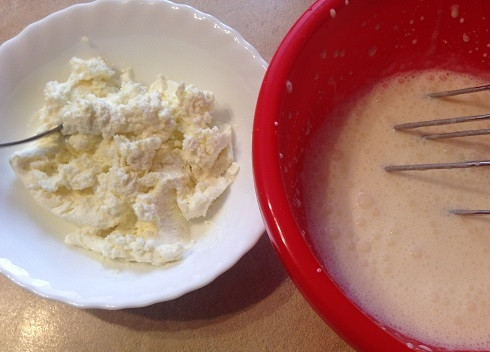 1. Этап. Торт из яблочного рулета: 8. Пока яблочный рулет остывает, приготовим крем. Слегка взбиваем сливки с сахарной пудрой и оставшимся ванильным сахаром. Творог протираем через сито, чтобы в креме не чувствовались крупники. Можно использовать готовую творожную массу.