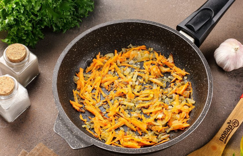 1. Этап. Ризотто с кабачками и курицей: Лук нарежьте кубиками, а морковь натрите на крупной тёрке. Обжарьте овощи в растительном масле до мягкости.