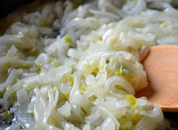 1. Этап. Киш с брокколи и сыром фета: А пока займемся начинкой. Пока тесто остужается, заодно включим духовку. Она должна раскалиться перед тем, как мы поставим пирог. А пока нарежем и обжарим лук на масле до мягкости.