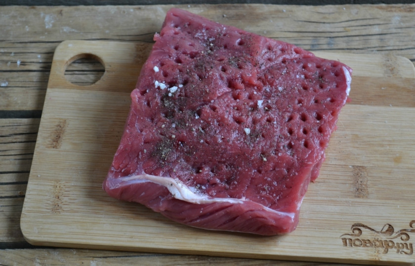 1. Этап. Бифштекс из говядины на сковородке: Натрите солью и перцем.
