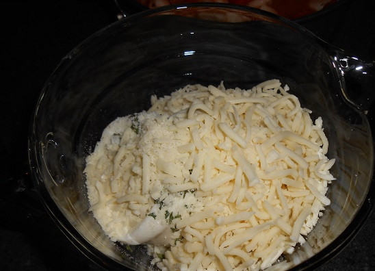 1. Этап. Лазанья с креветками: 8. Готовый соус снять с огня и оставить на время. Теперь можно приступать к сырной начинке. Лазанья с креветками в домашних условиях может быть приготовлена с абсолютно любыми сырами, которые есть в наличии.