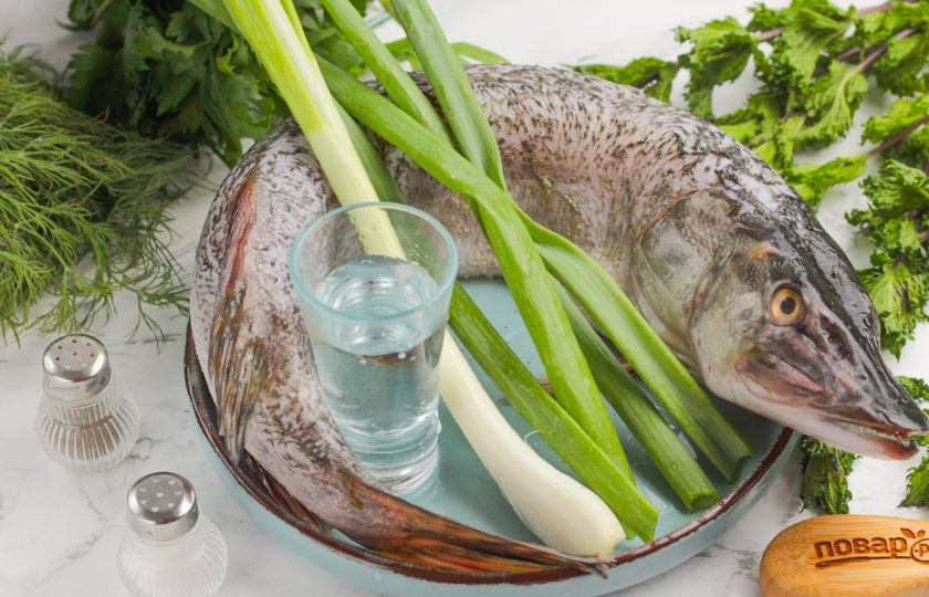 1. Этап. Тала из щуки: Подготовьте указанные продукты. Лук можно использовать как репчатый, так и красный, зеленый. Рыбу очистите от чешуи, удалите внутренности и промойте снаружи и внутри.