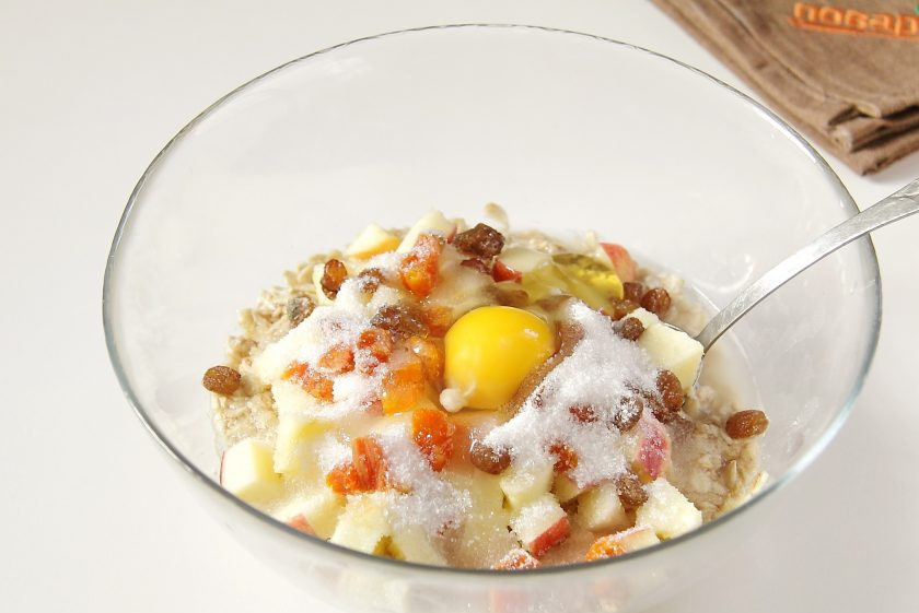 1. Этап. Овсяная запеканка с яблоком: Добавьте сахар и яйцо.